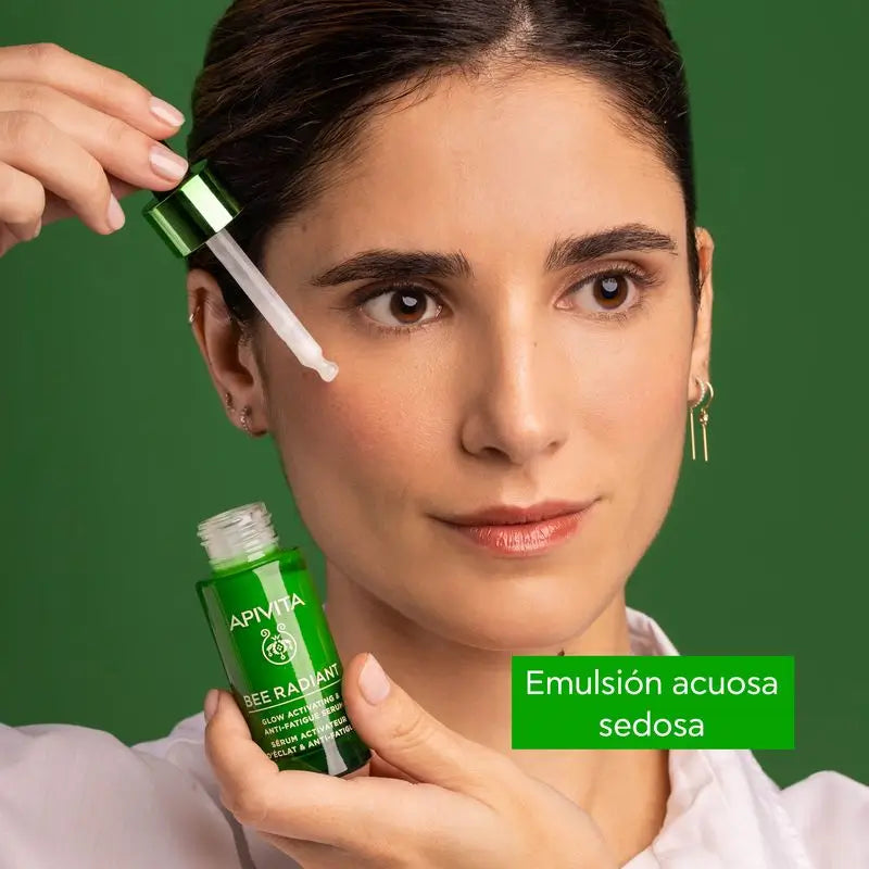 APIVITA Bee Radiant Brightening & Anti-Fatigue Serum mit weißer Pfingstrose und patentiertem Propolis