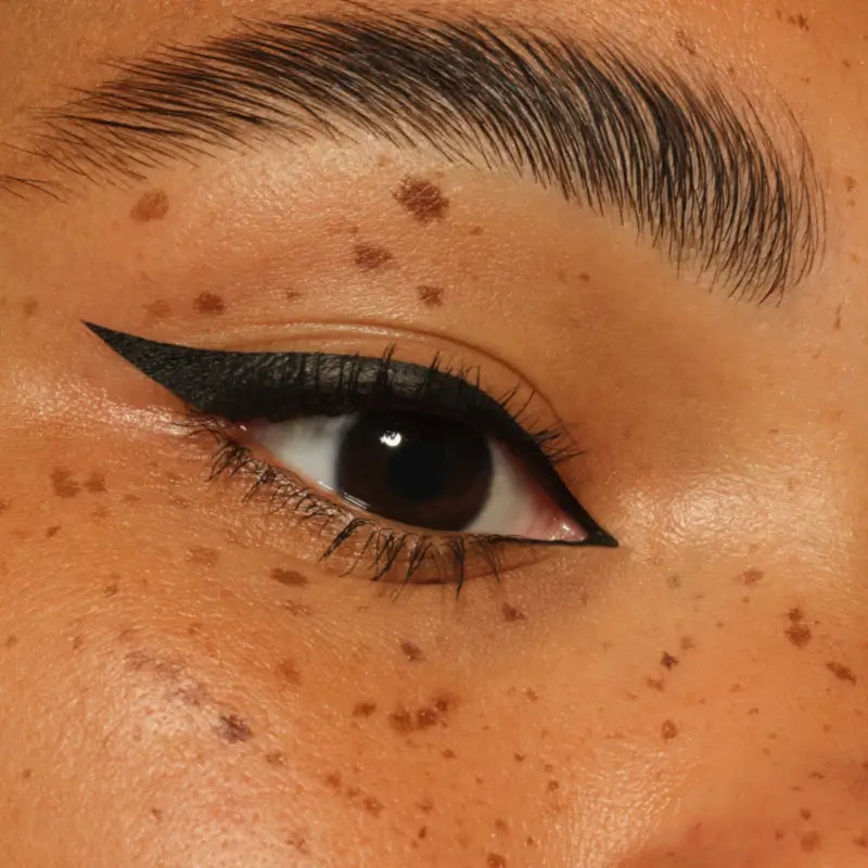 Essence Eyeliner im Stiftformat, langanhaltend, wasserfest und wischfest 01, 1,2 ml