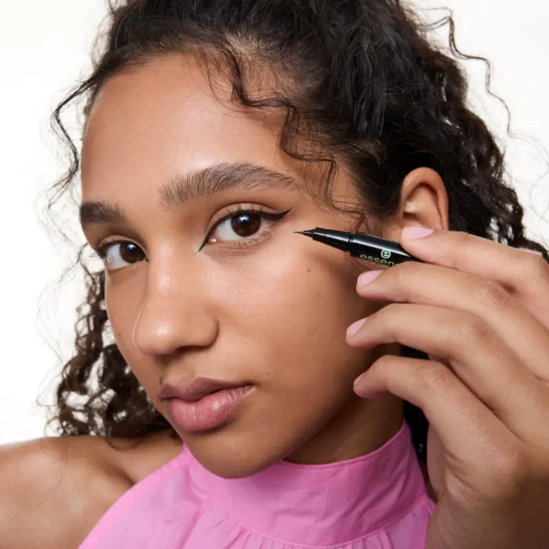 Essence Wasserfester Präzisions-Eyeliner „Flick It!“ 01, 0,5 ml