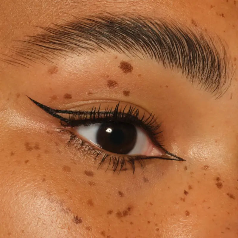 Essence Wasserfester Präzisions-Eyeliner „Flick It!“ 01, 0,5 ml