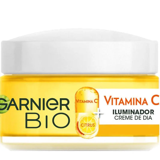 Die Garnier Brightening Day Cream mit Vitamin C pflegt, korrigiert Fältchen und verleiht der Haut Tag für Tag mehr Ausstrahlung.