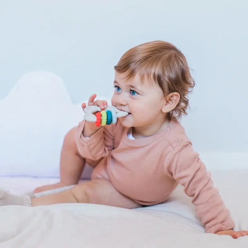 Suavinex Baby Geschenk Babymilch 300 ml + Baby Köln Erinnerungen 100 ml + Tücher + Beißring, Rosa