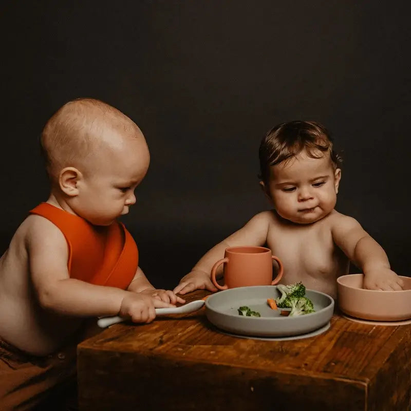 Suavinex Silikon-Geschirr 4 Stück mit Saugnapf, +4 Monate, rosa